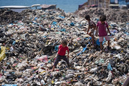 Unos niños buscan entre la basura en el campo de refugiados de Nuseirat, el 20 de junio de 2024.