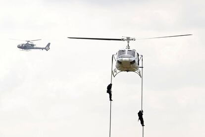 Miembros de la policia de Serbia participan en un ejercicio durante la ceremonia que conmemora los 72 años desde el final de la Segunda Guerra Mundial, al este de Belgrado, en Serbia.