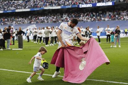 El defensa del Real Madrid Nacho Fernández celebra el título de Liga con su  hijo.