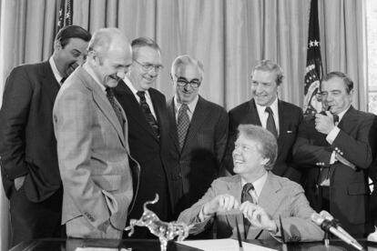 El Presidente Jimmy Carter después de firmar su Proyecto de Ley de Reorganización en la Oficina Oval en Washington, el 6 de abril de 1977.
