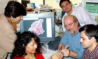 Juan Manuel García-Ruiz junto a su equipo del LaboratorIo de Estudios Cristalográficos.