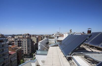 Placas solares en el tejado de un edificio de Barcelona. La Unión Europea quiere que en 2030 el 32% de la energía eléctrica que se consuma provenga de fuentes renovables.