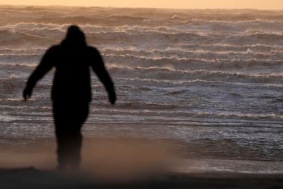 Una mujer desafa el viento en la playa mientras la tormenta ?owyn azota el pas en Blackpool, Inglaterra, el viernes 24 de enero de 2025.