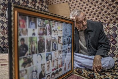 Abu Rahad, vive en el campo de refugiados yazidí de Isyan. Abu Rahad muestra las fotos de sus familiares desaparecidos. Ha pagado a los secuestradores mas de 150 mil dólares para recuperar a sus familiares: un nieto, dos hijas, su mujer y un yerno.