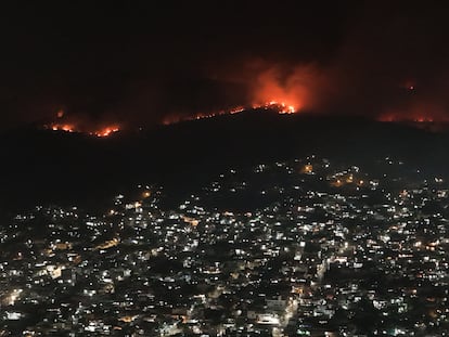 Fotografía aérea de un incendio forestal en el cerro el Parque Nacional el Veladero, en Acapulco, Guerrero, la noche del miércoles.