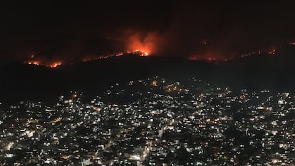 Fotografía aérea de un incendio forestal en el cerro el Parque Nacional el Veladero, en Acapulco, Guerrero, la noche del miércoles.