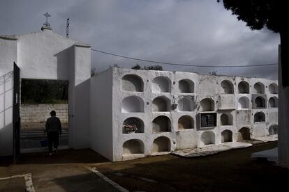 Visitas y preparativos en el cementerio de la localidad sevillana de Benacazón por el Día de Todos los Santos.