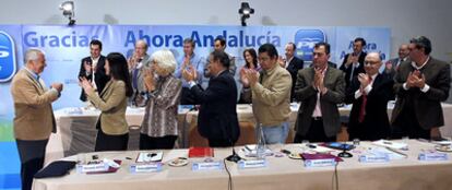 Arenas recibe ayer una ovación de la junta directiva regional del PP en Andalucía.