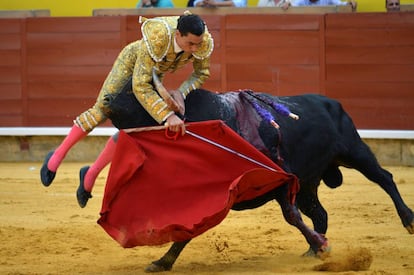 Momento de la cogida de Paco Ureña en Palencia.