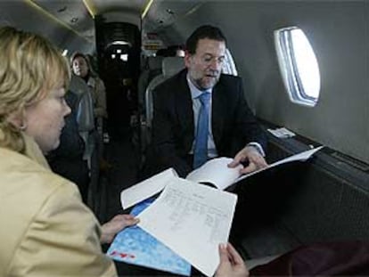 Mariano Rajoy prepara a bordo de su avión de campaña su intervención en un mitin.
