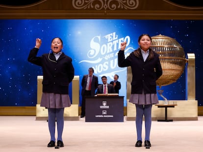 MADRID, 22/12/2024.- Las niñas de la Residencia San Ildefonso de Madrid Alba Yadira (d) y Aisha Solange (i) muestran el número 40.014, el segundo premio del sorteo de la Lotería de Navidad dotado con 1.250.000 euros a la serie, por lo que el poseedor de cada décimo ganará 125.000 euros. EFE/Javier Lizón