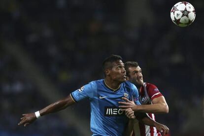 Sandro y Baptistao luchan por el balón.