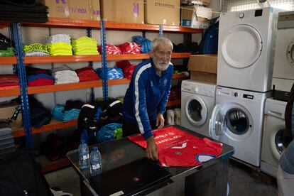 El utillero del club, Juan Antonio Martínez, prepara las camisetas para el encuentro de Copa del Rey entre la Minera y el Real Madrid.