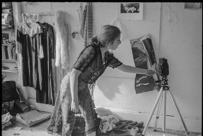 Francesca Woodman, en una fotografía (1975-1978) de George Lange.