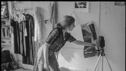 Francesca Woodman, en una fotografía (1975-1978) de George Lange.