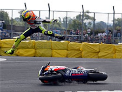 Rossi sale despedido de su moto en el accidente que sufrió en los entrenamientos del viernes.