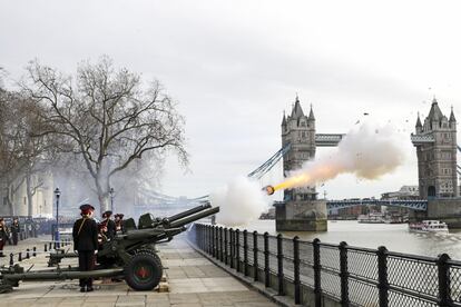 
La Compañía de Artillería británica disparó este lunes 62 cañones frente al Puente de Londres con motivo del 70º aniversario de la subida al trono de la reina Isabel II. Es la primera monarca británica en alcanzar el hito del Jubileo de Platino.