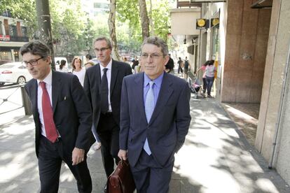 Vicente Soriano Terol (d), exdirector general de Planificación y Control de la Caja de Ahorros del Mediterráneo, CAM, en las inmediaciones de la Audiencia Nacional, donde el juez Javier Gómez Bermúdez, le interrogó en calidad de imputado por presuntos delitos societarios, estafa y manipulación del precio de las cosas.