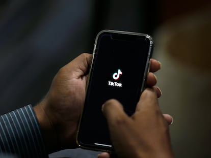 Rede social TikTok é acusada de roubar dados dos dispositivos de seus usuários.