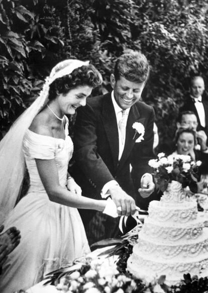 Jacqueline Bouvier Kennedy y John F. Kennedy cortan su pastel de boda en Newport, Rhode Island (EE UU), el 12 de septiembre de 1953.