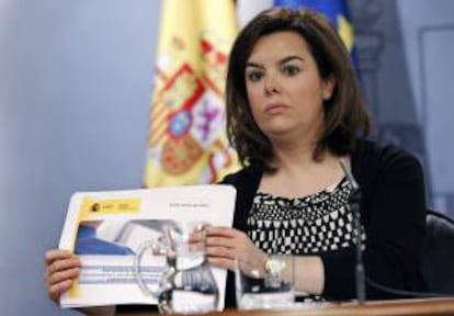 La vicepresidenta del Gobierno, Soraya Sáenz de Santamaría, durante la rueda de prensa ofrecida tras la reunión del Consejo de Ministros, este viernes en el Palacio de la Moncloa, en Madrid.