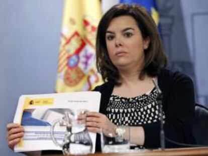 La vicepresidenta del Gobierno, Soraya Sáenz de Santamaría, durante la rueda de prensa ofrecida tras la reunión del Consejo de Ministros, este viernes en el Palacio de la Moncloa, en Madrid.