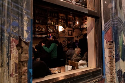 En las calles, los entusiastas del tango ofrecen milongas, clases y espectáculos gratuitos.