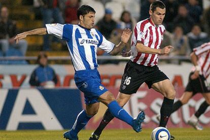 Tristán, del Deportivo, y Orbaiz, del Athletic, durante el partido de Liga celebrado en el estadio de Riazor.