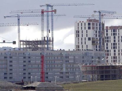 En la imagen, varios edificios de viviendas en construcción. EFE/Archivo