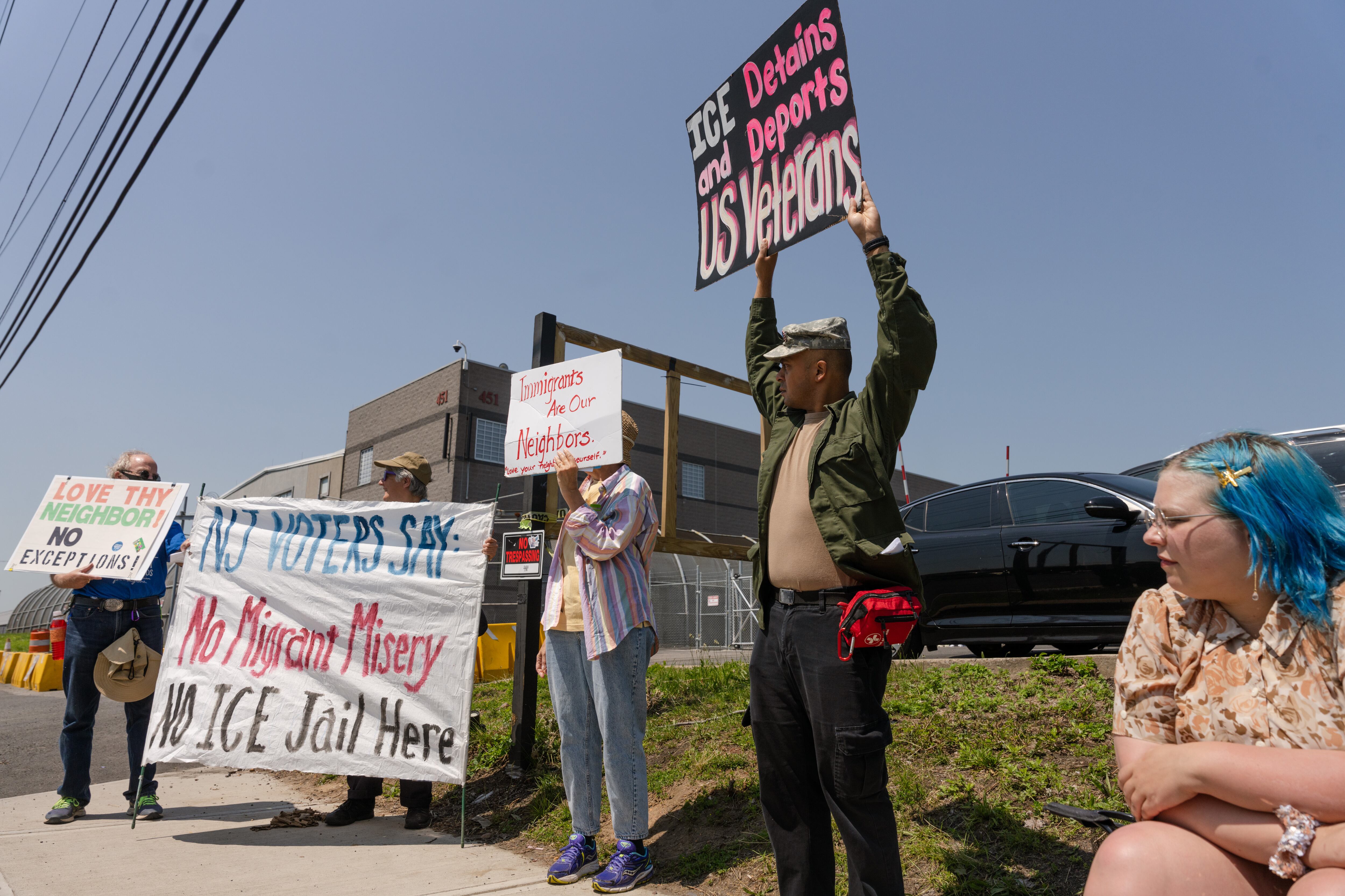 Activistas a favor de los derechos de los migrantes protestan frente al centro de detención Delaney Hall, el 3 de junio en Newark, Nueva Jersey.  