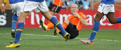 Arjen Robben se lamenta en el terreno de juego tras una entrada de un jugador brasileño.