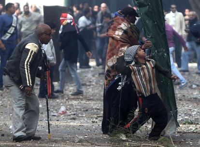 Manifestantes tiran piedras a la policía militar durante los disturbios, cerca de la plaza de Tahrir, en el centro de El Cairo.