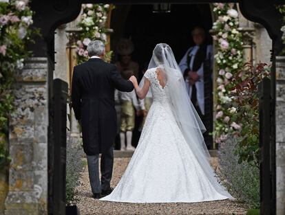 Detalle del generoso escote de la espalda del vestido de novia de Pippa Middleton.