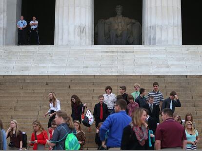 Turistas visitan el monumento a Lincoln, Washington, tras ser abierto al público, 17 de octubre de 2013. "En los próximos días trabajaremos conjuntamente con los departamentos y agencias para completar la transición a un estatus completamente operativo de manera pausada", indicó en el comunicado la directora del OMB, Sylvia Mathews Burwell.