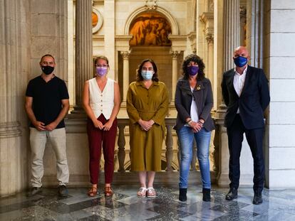 El concejal Eloi Badia; la teniente de alcalde Janet Sanz; la alcaldesa de Barcelona, Ada Colau, y la consellera Teresa Jordà, este lunes.