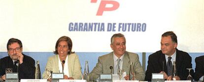 Ana Mato, Javier Arenas, y Esteban González Pons, en una reunión en la sede central del PP en Madrid en 1999.