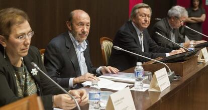 De izquierda a derecha, Azucena Lozano, Pérez Rubalcaba, Luis de Grandes y Joan Saura, este jueves en Zaragoza.