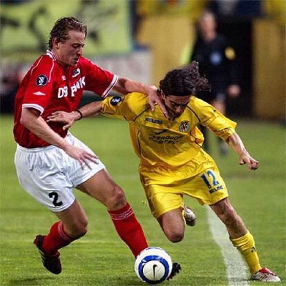 Jan Kromkamp del AZ Alkmaar lucha por el balón con Juan Sorin.