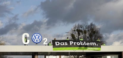 Activistas de Greenpeace protestan junto al logotipo de Volkswagen en la f&aacute;brica de Wolfsburgo.