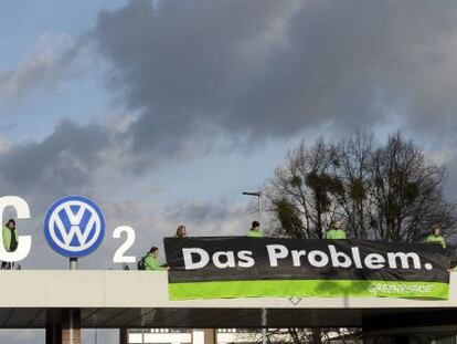 Activistas de Greenpeace protestan junto al logotipo de Volkswagen en la f&aacute;brica de Wolfsburgo.