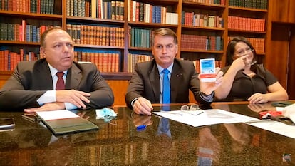 Ao lado do ex-ministro da Saúde, Eduardo Pazuello, o presidente Bolsonaro segura uma caixa de hidroxicloroquina da empresa Apsen e diz que, no caso dele, o medicamento “deu certo”. “Sou a prova disso”, afirmo.