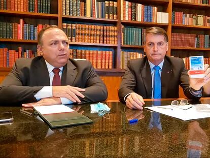 Ao lado do ex-ministro da Saúde, Eduardo Pazuello, o presidente Bolsonaro segura uma caixa de hidroxicloroquina da empresa Apsen e diz que, no caso dele, o medicamento “deu certo”. “Sou a prova disso”, afirmo.