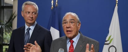 El ministro francés de Finanzas, Bruno Le Maire (izquierda), y el secretario general de la OCDE, Ángel Gurría, este jueves.
 
