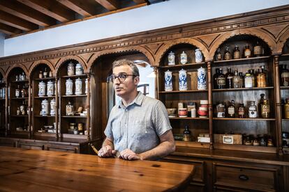 El director del Museo de la Siderurgia y la Minería, Roberto Fernández Fernández, en la antigua botica del complejo minero, el 6 de junio.