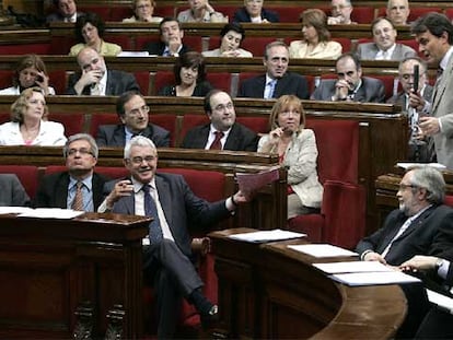 Maragall sonríe y gesticula durante la intervención de Artur Mas, de pie, ayer en el Parlamento catalán.
