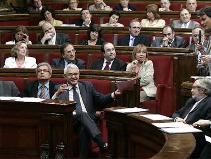 Maragall sonríe y gesticula durante la intervención de Artur Mas, de pie, ayer en el Parlamento catalán.