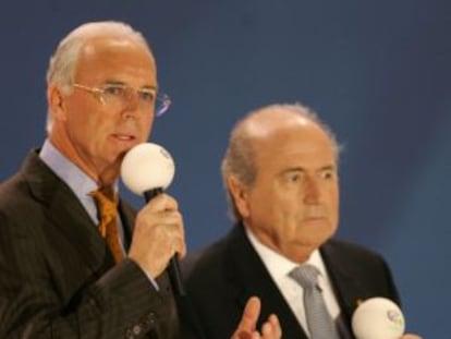 Beckenbauer y Blatter, durante un acto del Mundial de 2006