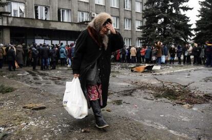 Una mujer recoge ayuda humanitaria el pasado febrero en un punto de distribución en Debaltseve, en la región de Donestk, Ucrania.