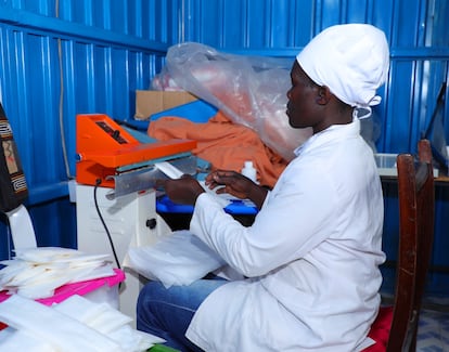 Una trabajadora de Polycom fabrica compresas para las niñas de las escuelas del barrio de Kibera, al detectar que la carencia de ellas era uno de los principales problemas que manifestaban las adolescentes.