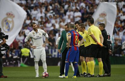 Sergio Ramos y Andres Iniestar obserban como Sergio Garcia realiza el saque de honor.